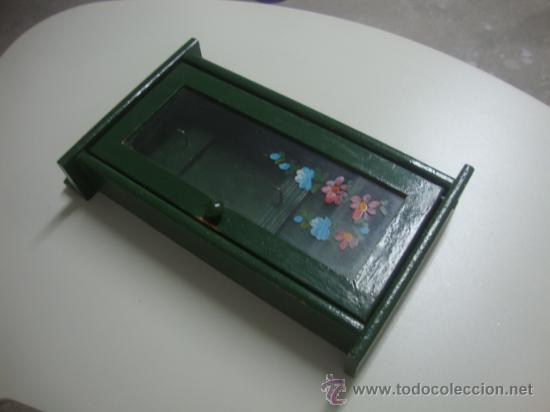 Antig&uuml;edades: ANTIGUA CAJA DE LLAVES DE MADERA CON CRISTAL, COLOR VERDE BOTELLA