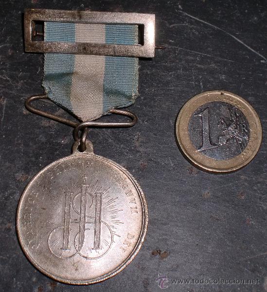Antig&uuml;edades: Medalla en plata orden religiosa - Foto 1
