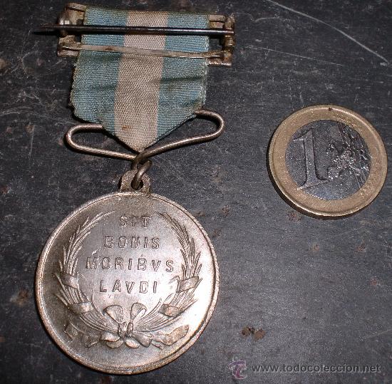 Antig&uuml;edades: Medalla en plata orden religiosa - Foto 2