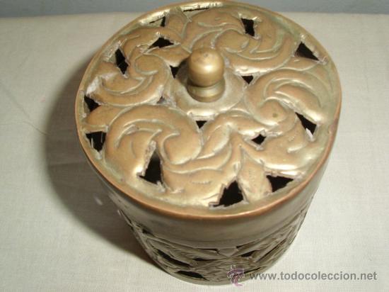 Antiquit&auml;ten: ANTIGUA CAJA CIL&Iacute;NDRICA  METAL CALADO. CON TAPA.9 CM ALTO. 8 DI&Aacute;METRO.