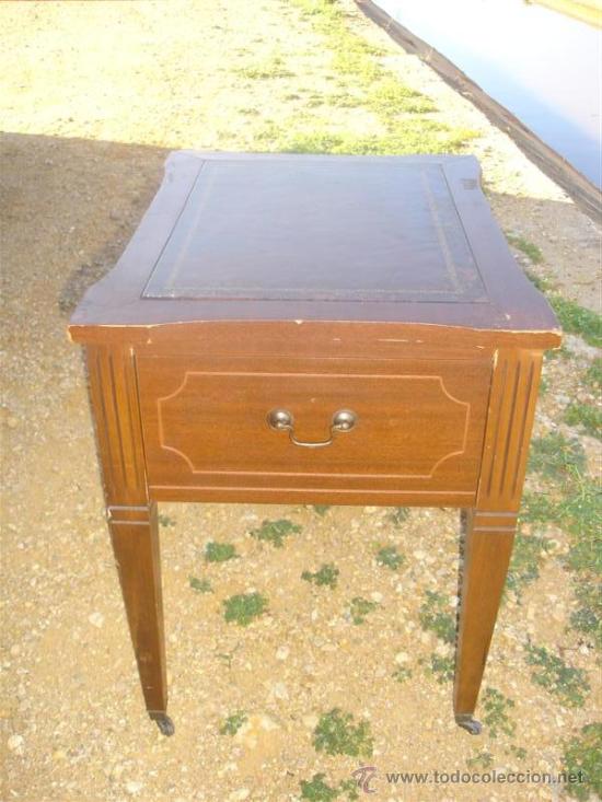 Antig&uuml;edades: mesa de madera de mogno con ruedas - Foto 1