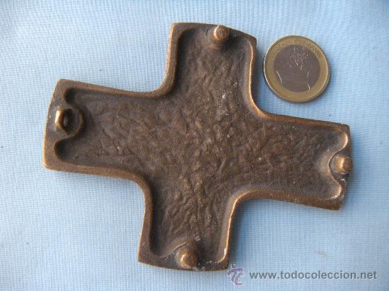 Antig&uuml;edades: CRUZ DE BRONCE CON RELIEVES - Foto 2