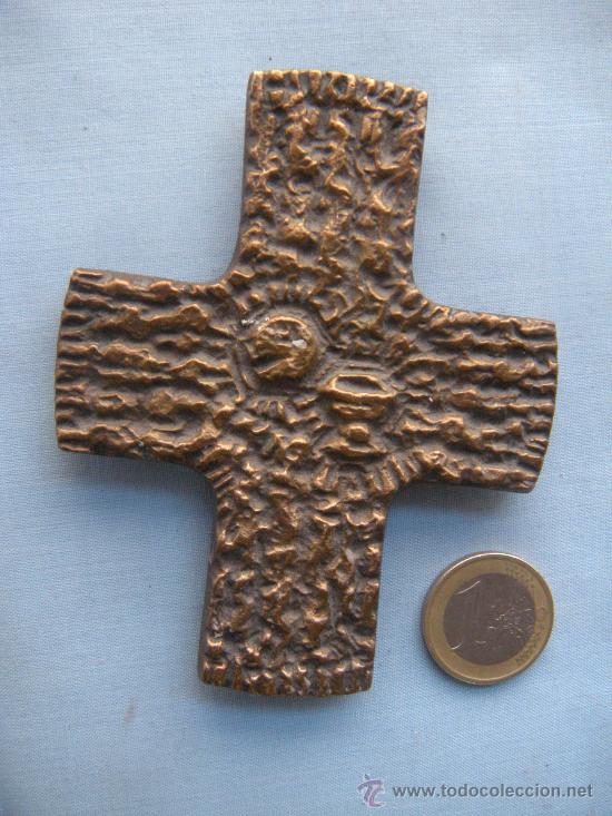 Antig&uuml;edades: CRUZ DE BRONCE CON RELIEVES - Foto 1