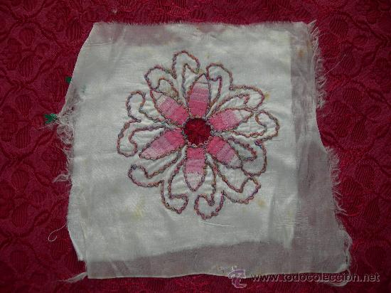 Antig&uuml;edades: ANTIGUO BORDADO EN SEDA, LA FLOR MIDE 14 CMS - Foto 1