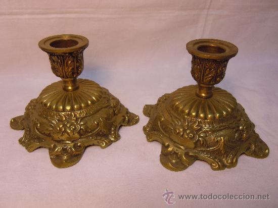 Antig&uuml;edades: PAR DE CANDELEROS ANTIGUOS DE BRONCE - Foto 1