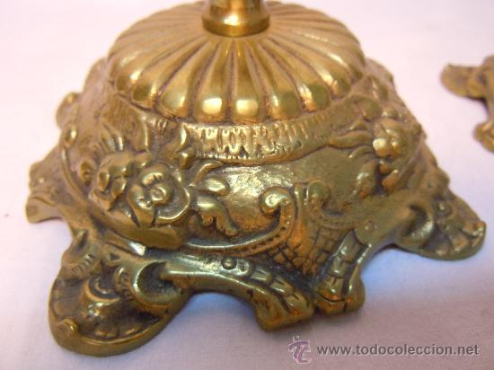 Antig&uuml;edades: PAR DE CANDELEROS ANTIGUOS DE BRONCE - Foto 3