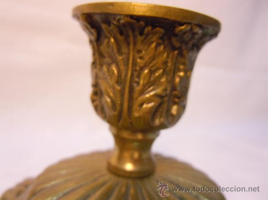 Antig&uuml;edades: PAR DE CANDELEROS ANTIGUOS DE BRONCE - Foto 2