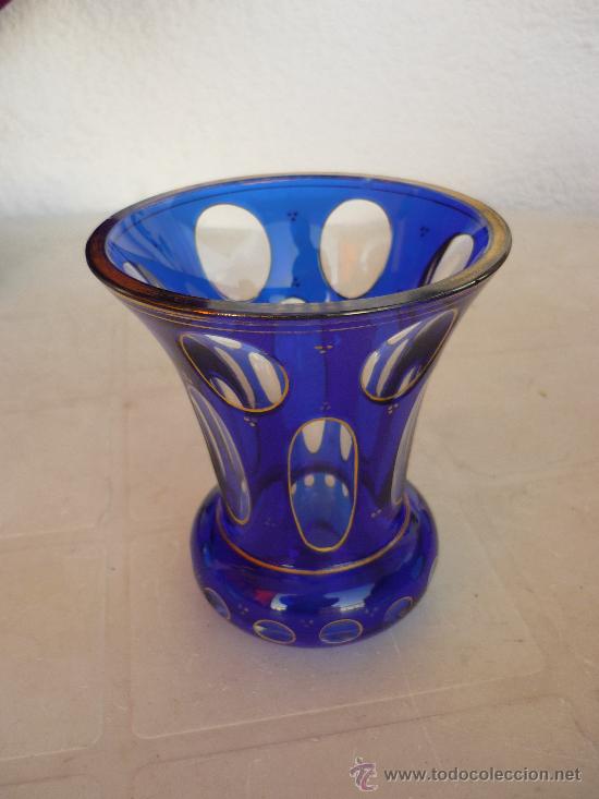 Antig&uuml;edades: JARRON DE CRISTAL TALLADO AZUL TRANSLUCIDO CON FILO DE ORO. MEDIDAS: ALTO 12,5 BOCA10CM.