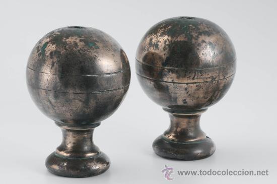 Antig&uuml;edades: Pareja de bolas de arranque de escalera en bronce - Foto 1
