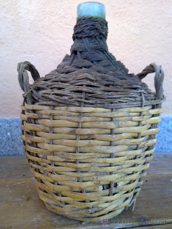 Antig&uuml;edades: ANTIGUA GARRAFA DE CRISTAL FORRADA DE CA&Ntilde;A. - Foto 1