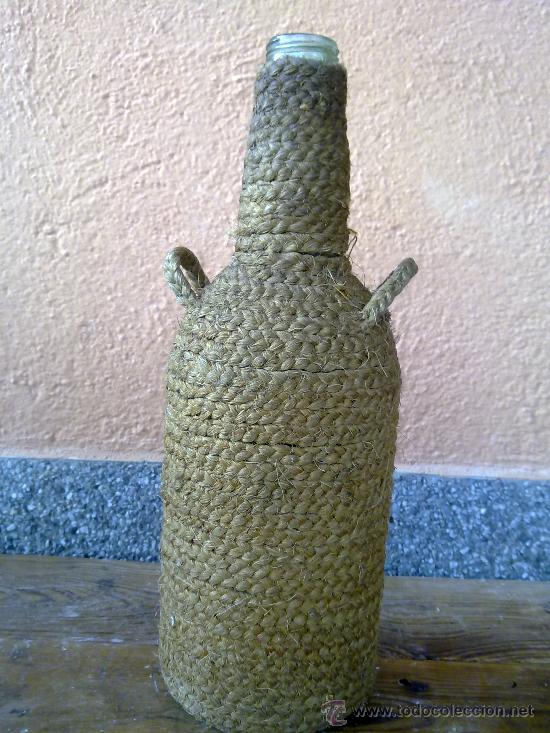 Antig&uuml;edades: BOTELLA DE CRISTAL FORRADA A MANO CON CUERDA. - Foto 1