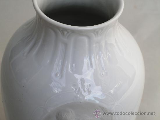 Antig&uuml;edades: Florero de porcelana - Foto 2