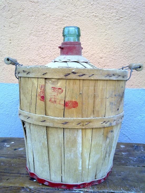 Antig&uuml;edades: ANTIGUA BOTELLA DE CRISTAL, FORRADA CON LAMINAS DE MADERA. - Foto 1