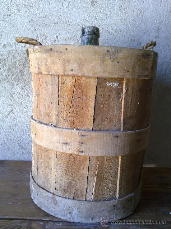 Antig&uuml;edades: antigua garrafa de cristal forrada con madera. - Foto 1