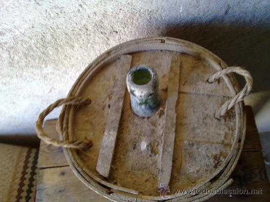 Antig&uuml;edades: antigua garrafa de cristal forrada con madera. - Foto 2