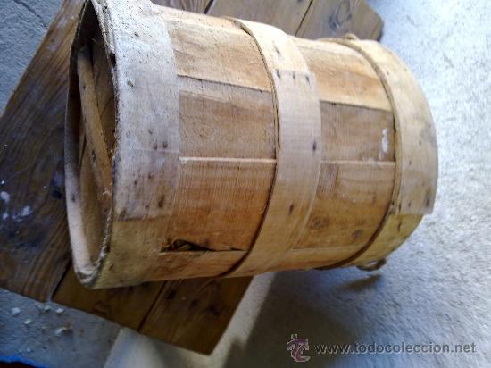 Antig&uuml;edades: antigua garrafa de cristal forrada con madera. - Foto 3