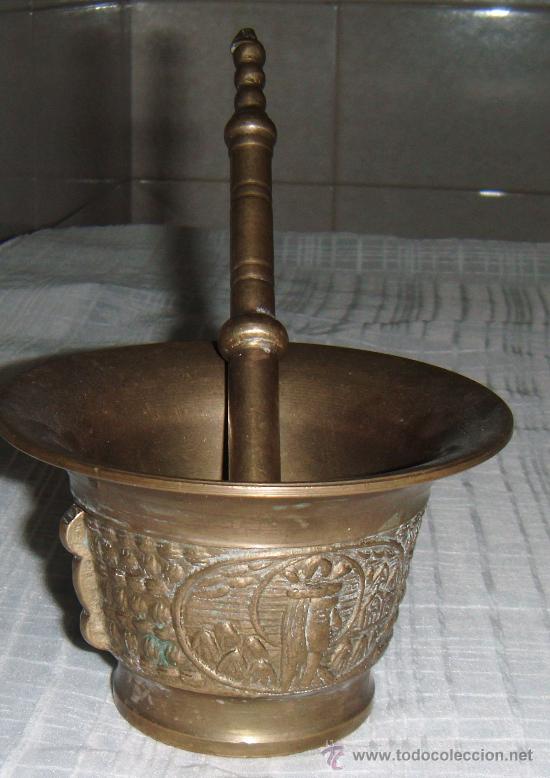 Antiquit&eacute;s: almirez de metal antiguo con su maza