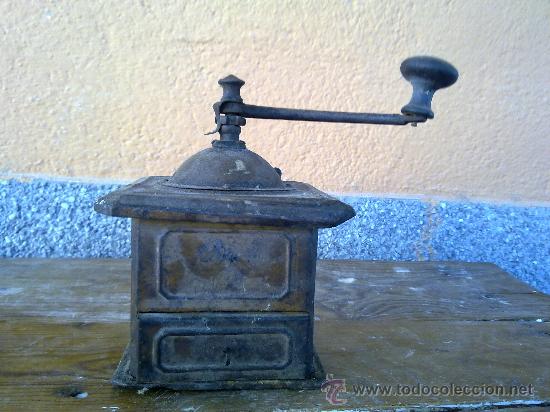 Antiquit&eacute;s: antiguo molinillo de cafe en chapa y el cajon en madera.