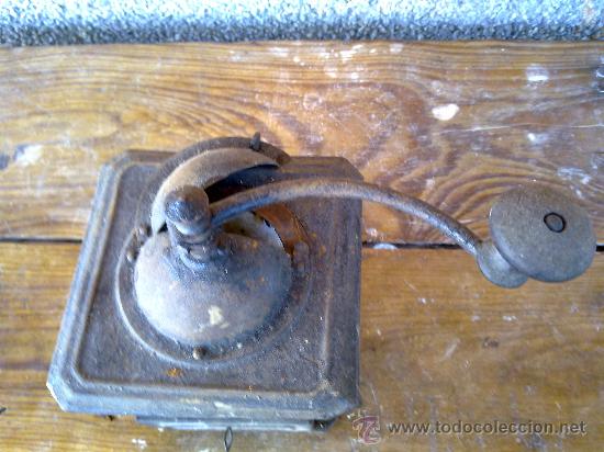 Antig&uuml;edades: antiguo molinillo de cafe en chapa y el cajon en madera. - Foto 2