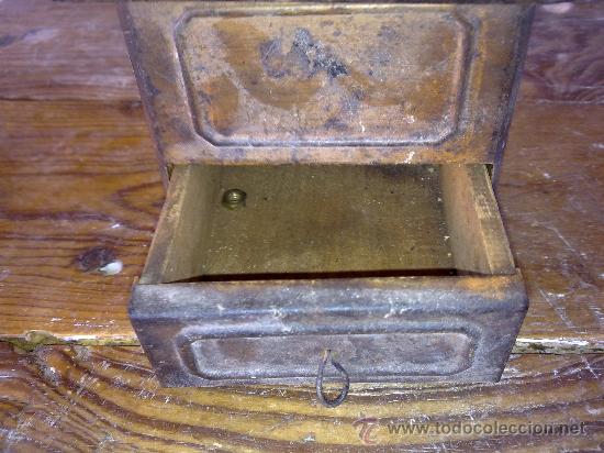 Antig&uuml;edades: antiguo molinillo de cafe en chapa y el cajon en madera. - Foto 3