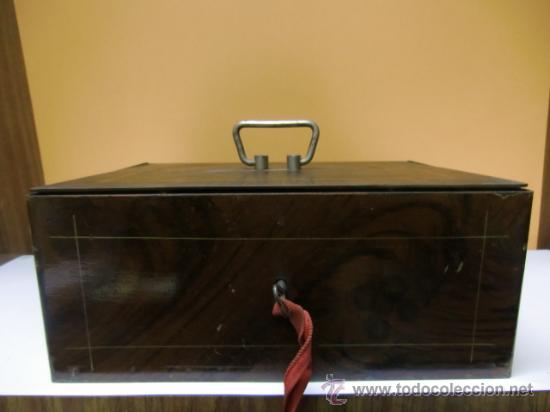 Antig&uuml;edades: Caja de metal tipo joyero, con su llave - Foto 1