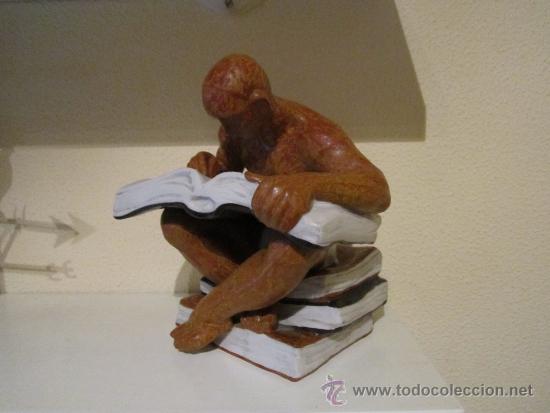 Antig&uuml;edades: Figura de cer&aacute;mica Porcelana NALDA Espa&ntilde;a Todo est&aacute; en los libros - medida 21 X 18 cm.