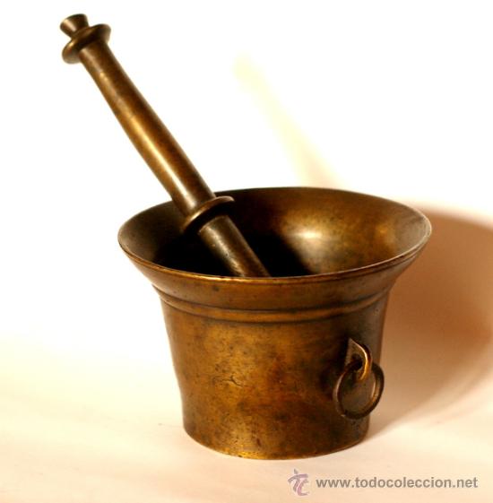 Antig&uuml;edades: MUY ANTIGUO ALMIREZ DE BRONCE CON SU MANO. S. XVII-XVIII / MORTERO