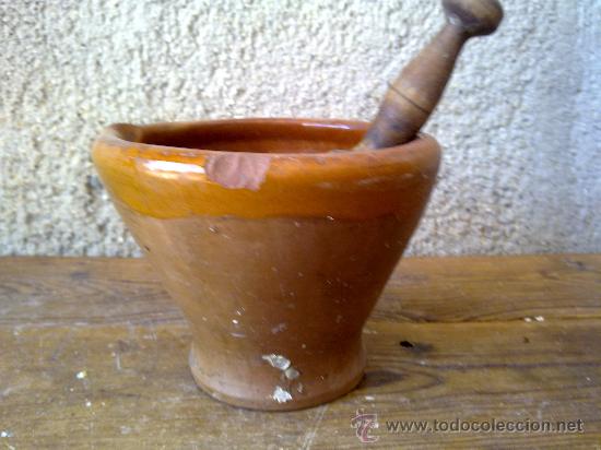 Antig&uuml;edades: antiguo mortero de barro con mano de madera. - Foto 1