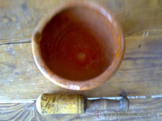 Antig&uuml;edades: antiguo mortero de barro con mano de madera. - Foto 2