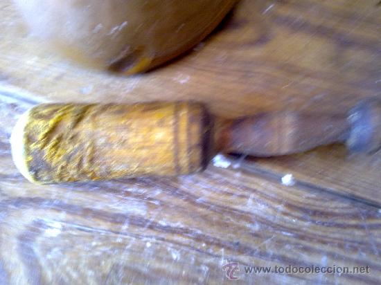 Antig&uuml;edades: antiguo mortero de barro con mano de madera. - Foto 4