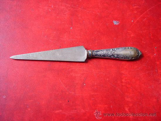 Antig&uuml;edades: Abrecartas antiguo con mango de plata o plateado. Lleva grabadas las iniciales J.M.P.