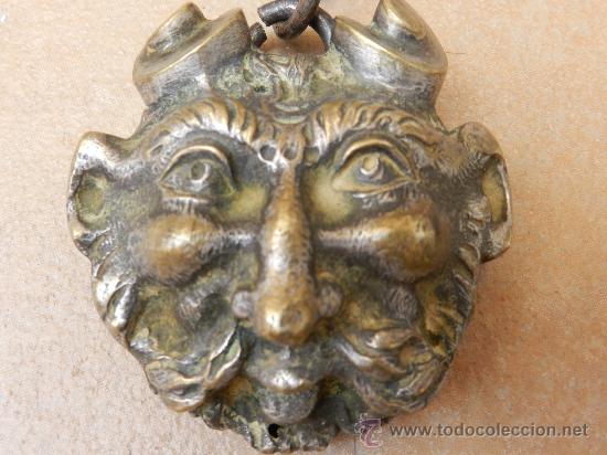 Antiguidades: Extraordinario Embellecedor/llamador o S&iacute;mbolo militar Antiguo de Bronce con Busto de Fauno