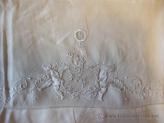 Antiquit&auml;ten: BOLSA DE SEDA PARA PA&Ntilde;UELOS. BORDADO, FILTIRE Y VAINICA. INICIALES GRABADAS HS.