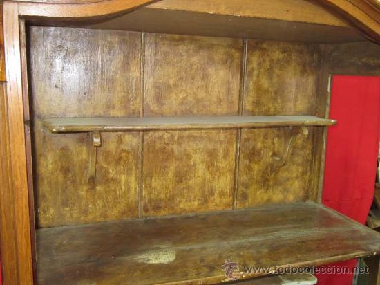 Antig&uuml;edades: Vitrina en roble de finales s. XIX con su interior estucado. - Foto 4
