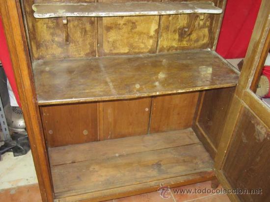 Antig&uuml;edades: Vitrina en roble de finales s. XIX con su interior estucado. - Foto 3