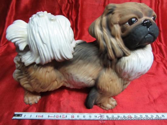 Antig&uuml;edades: Simp&aacute;tico perrito en biscuit de raza Pequin&eacute;s, firmado / Siglo XX