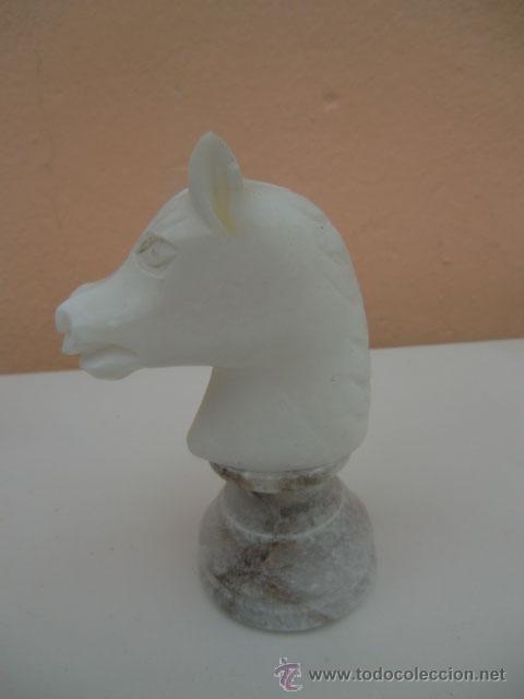 Antig&uuml;edades: Figura de ajedrez representando el caballo - Foto 1