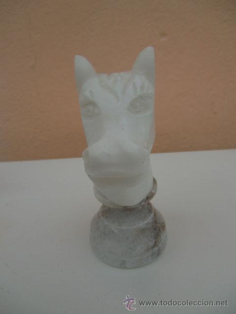 Antig&uuml;edades: Figura de ajedrez representando el caballo - Foto 2