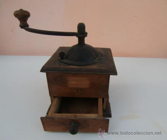 Molinillo de caf&eacute; antiguo de madera