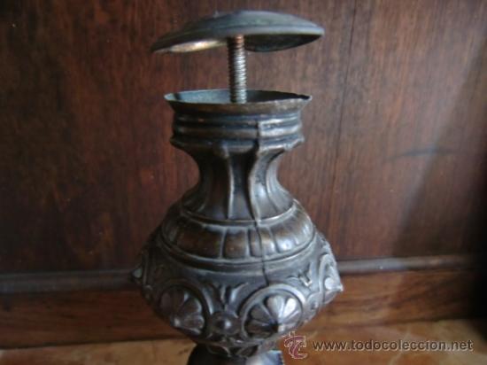 Antig&uuml;edades: Antiguo objeto de metal repujado - Foto 2
