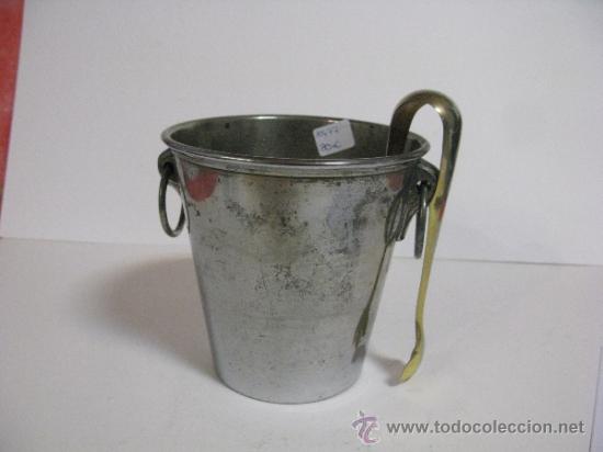 Antiques: cubitera antigua de acero plateado con su pinza, tiene asas
