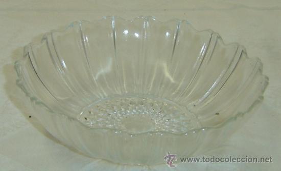 Antig&uuml;edades: FUENTE DE CRISTAL REDONDA CON RELIEVE diametro 17 cms. Alto 5 cms.