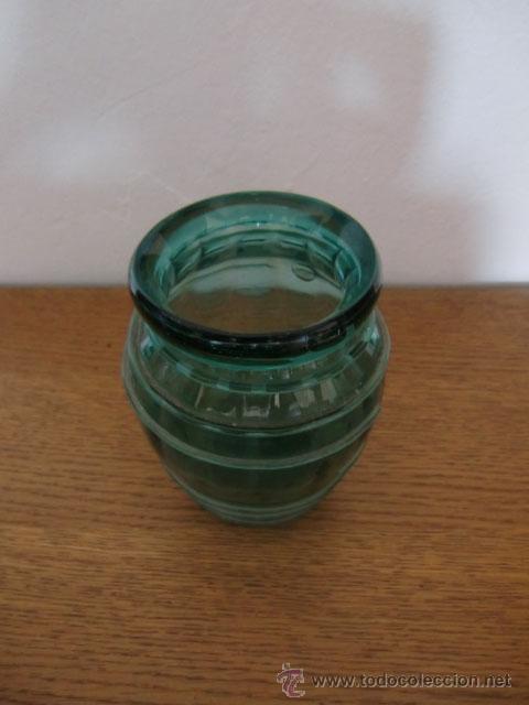 Antig&uuml;edades: Jarroncito verde de cristal soplada - Foto 2