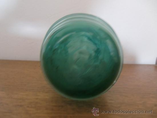 Antig&uuml;edades: Jarroncito verde de cristal soplada - Foto 3