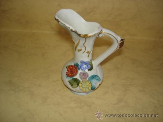 Antig&uuml;edades: JARRITA DE BISCUIT CON LAS FLORES EN RELIEVE - Foto 1