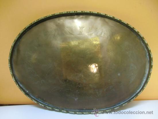 Antig&uuml;edades: Bandeja de metal con decoraci&oacute;n repujada - Foto 1
