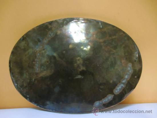 Antig&uuml;edades: Bandeja de metal con decoraci&oacute;n repujada - Foto 2