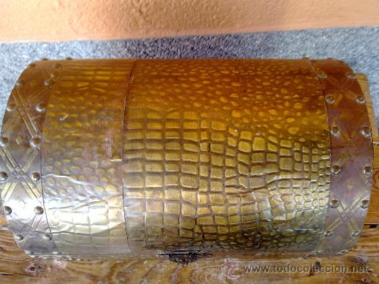 Antig&uuml;edades: antiguo baul forrado con chapa repujada. - Foto 2