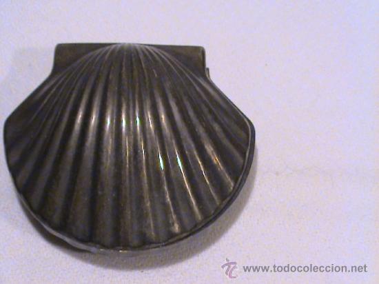Antiquit&auml;ten: Pastillero en forma de concha de peregrino.