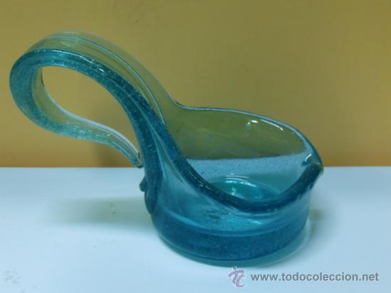 Antig&uuml;edades: Pieza de cristal soplado verde, con asa - Foto 1